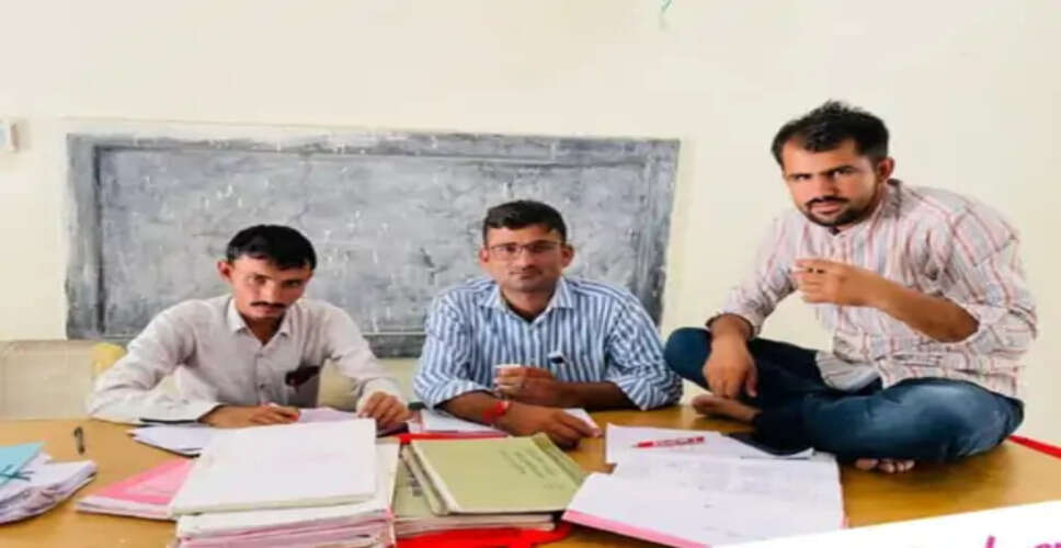 राजस्व कार्यालय में कर्मचारी के टेबल पर बैठकर चाय पीने की फोटो वायरल, कार्यशैली पर उठे सवाल