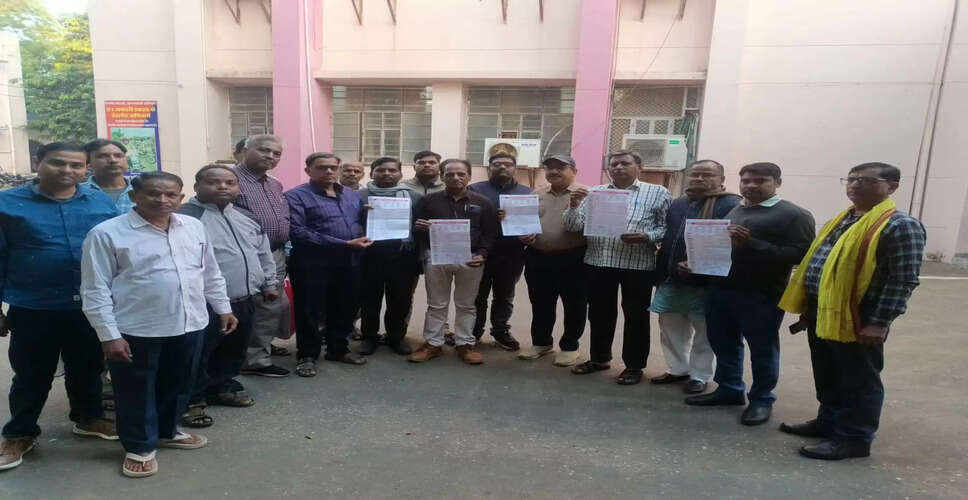 करौली में पेंशनर्स का प्रदर्शन, केंद्र सरकार की राजपत्र अधिसूचना के विरोध में ज्ञापन सौंपा