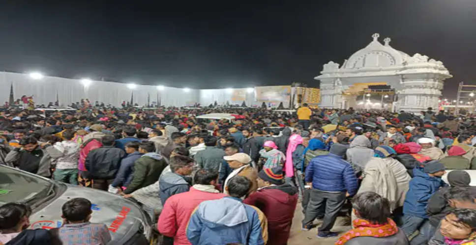  Jalore शहर के नीलकंठ महादेव मंदिर प्रांगण में चल रहे दस दिवसीय प्राण प्रतिष्ठा महोत्सव, प्रसिद्ध कलाकार गीता बेन रबारी व छोटू सिंह रावणा ने दी भजन संध्या में प्रस्तुति