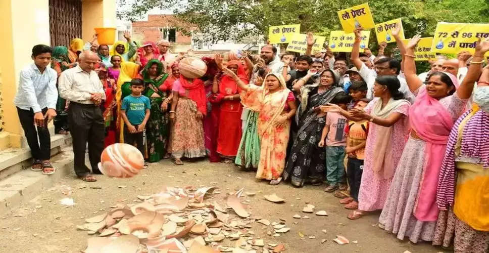 Ajmer पानी की समस्या से परेशान महिलाओं ने मटके फोड़कर जताया विरोध, धरना-प्रदर्शन 
