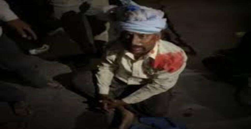 घाड़ थाने के बाहर घायल को अस्पताल नहीं पहुंचाने पर भड़के नरेश मीणा