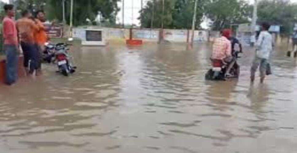 हनुमानगढ़ के मक्कासर गांव में भीषण आग, दो ट्रैक्टर और बाइक जलकर खाक