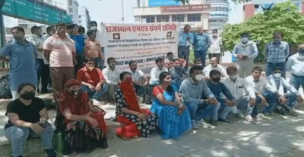 Rajasthan Breaking News: तबादलों की मांग को लेकर तृतीय श्रेणी शिक्षकों का शहीद स्मारक पर प्रदर्शन, आज भी कड़ी धूप में दिया धरना