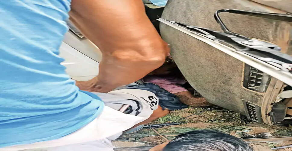 बरवाड़ा-डिडायच मार्ग पर मिट्टी से भरा डंपर पलटा, चालक घायल; यातायात हुआ प्रभावित