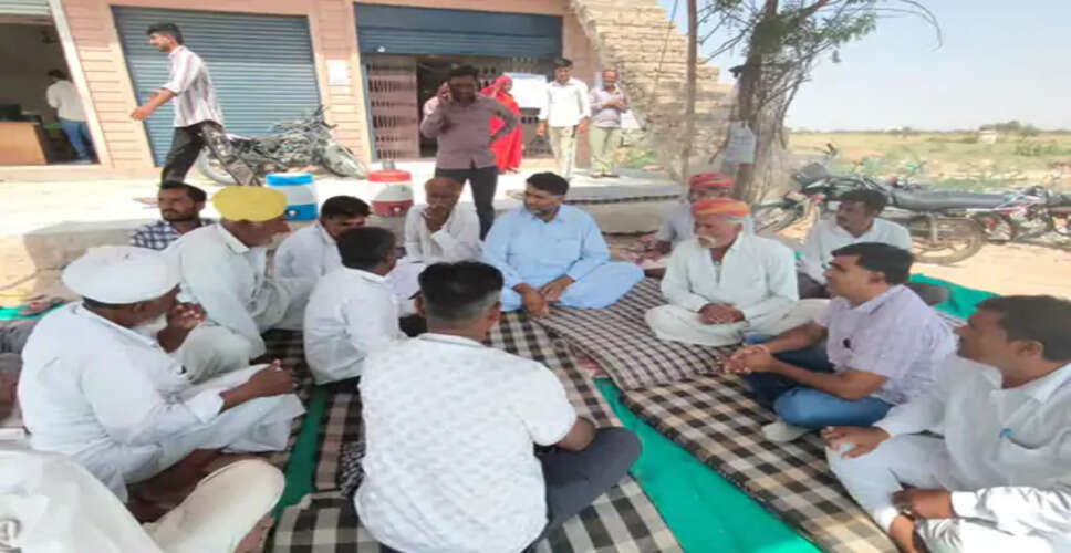 सांकड़ा में बैंक के बाहर किसान धरने का 45वां दिन, पूर्व जिला प्रमुख ने सुनी समस्याएं