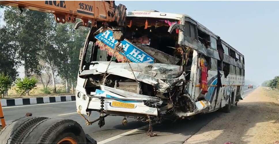भरतपुर में बड़ा सड़क हादसा: बरेली से जयपुर जा रही निजी बस डिवाइडर से टकराकर पलटी, 7 यात्री घायल