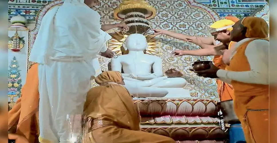 Jaipur भगवान आदिनाथ निर्वाणोत्सव पर 2304 दीपों से हुई महाअर्चना, उमड़ा भक्तों का सैलाब