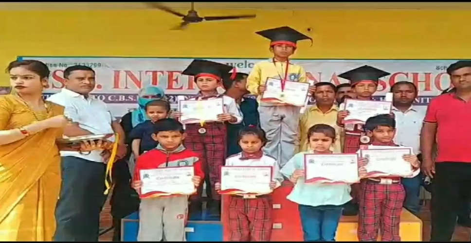 Jaipur स्कूल में ग्रेजुएशन सेरेमनी पर होनहार विद्यार्थियों को किया गया सम्मानित