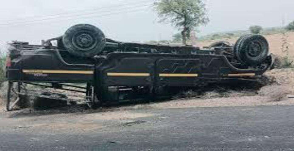 बाड़मेर में बड़ा सड़क हादसा: टायर फटने से कैंपर पलटी, 12 लोग घायल