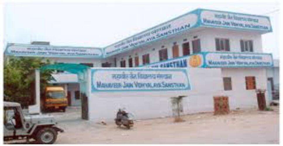 मालपुरा में &lsquo;गरिमा प्रोजेक्ट&rsquo; के तहत सेनेटरी नेपकिन वितरण, छात्राओं को दी गई मासिक धर्म संबंधी जागरूकता