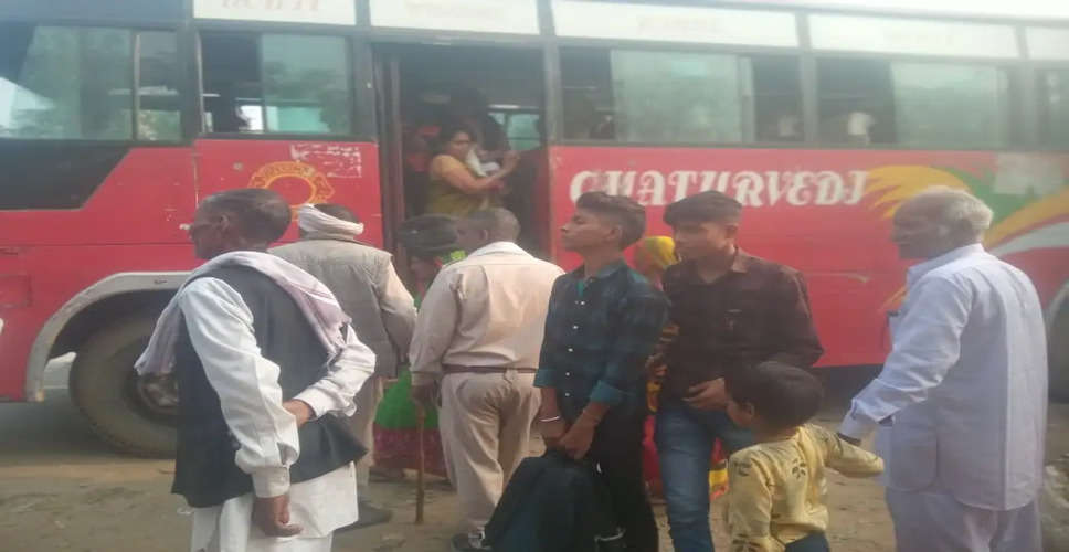 Bharatpur बिना टैक्स, बीमा और फिटनेस के यूपी जा रही 60 यात्रियों से भरी बस पकड़ी गई