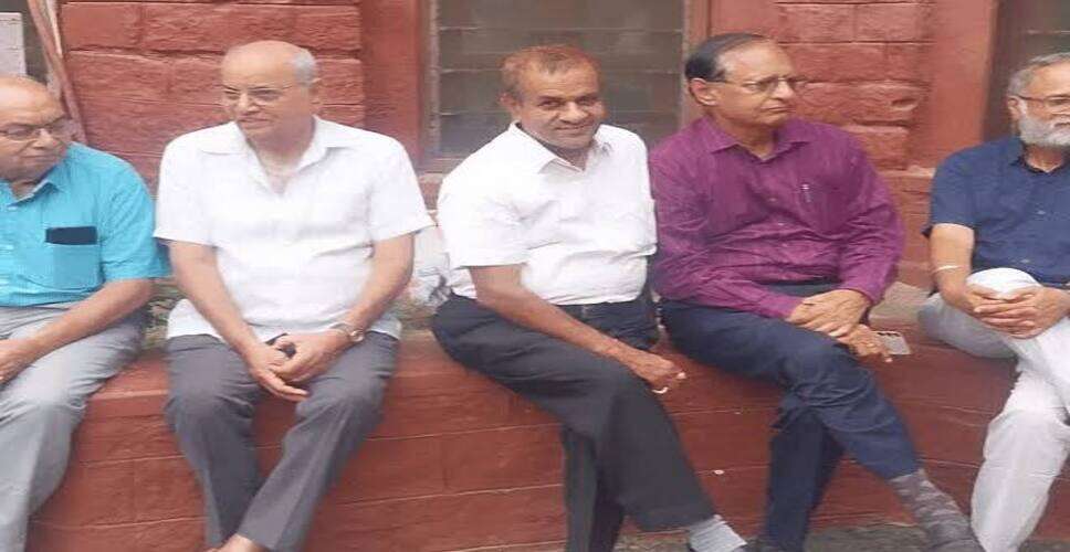 JNVU में पेंशनर्स का प्रदर्शन, कुलगुरु ने एक महीने की पेंशन का दिया आश्वासन; पूरी पेंशन मिलने तक आंदोलन जारी रखने की चेतावनी