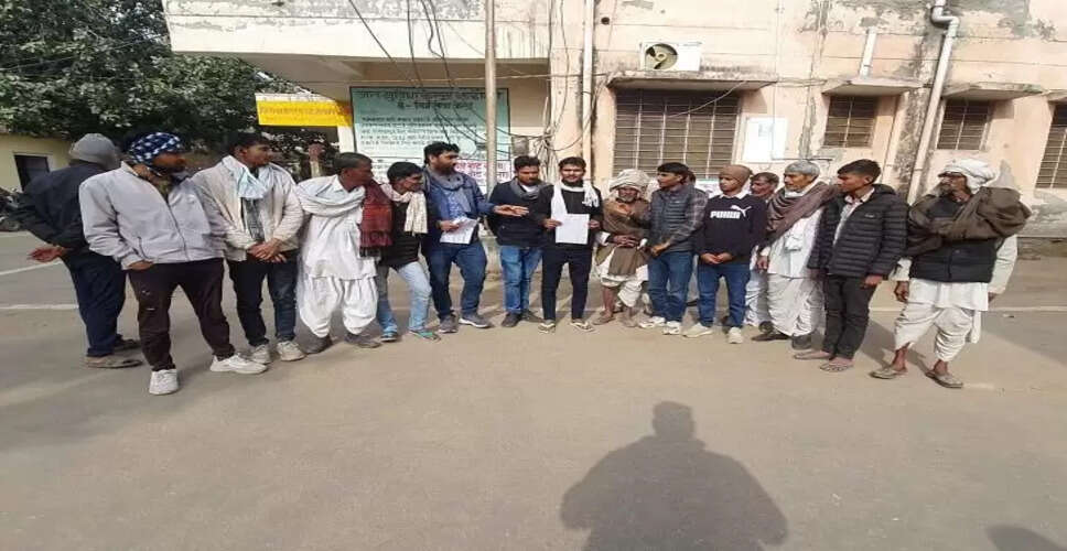 Karoli&nbsp;सिंचाई के लिए दिन में बिजली देने की मांग, सौंपा ज्ञापन