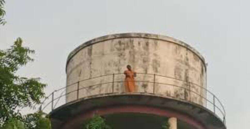 प्रतापगढ़ में महिला पानी की टंकी पर चढ़ी, इलाके में मचा हड़कंप, पुलिस रेस्क्यू में जुटी
