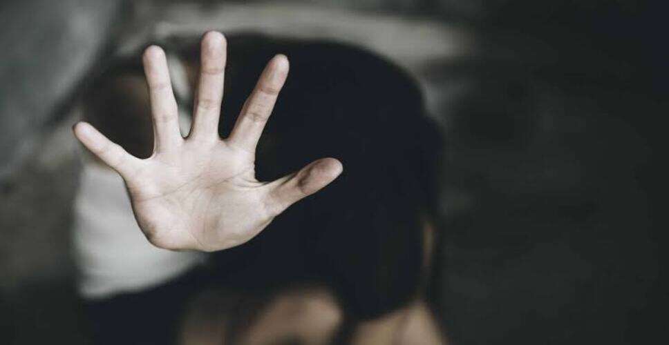 पड़ोसी युवक ने नाबालिग से की अश्लील हरकत, विरोध करने पर पिता संग मारपीट का आरोप; जान से मारने की धमकी भी दी