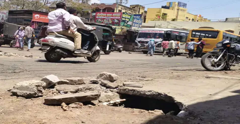 प्रतापगढ़ में सड़क के गड्ढे बन रहे खतरा, दोपहिया वाहन चालकों की बढ़ी परेशानी