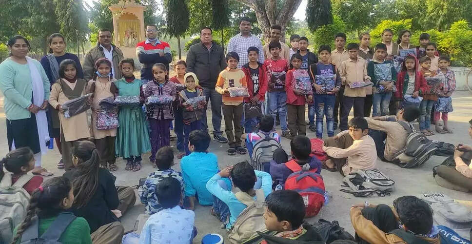 Banswara&nbsp;बच्चों को स्वेटर, मास्क और स्टेशनरी बांटे