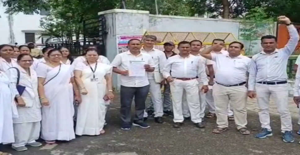 Alwar अटेंडेंस मामले को लेकर जिला अस्पताल में नर्सिंगकर्मियों का विरोध-प्रदर्शन 