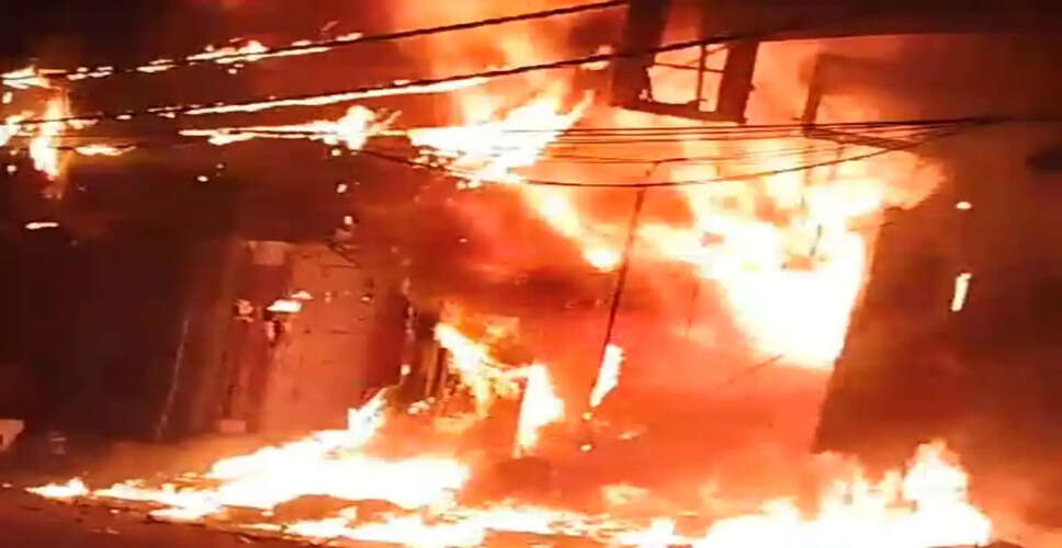 राजस्थान के इस जिले में जलकर ख़ाक हुआ कपड़ों का शोरूम, अग्निकांड में व्यापारी को लगी लाखो रूपए की चपत&nbsp;