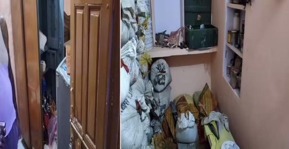 Karoli&nbsp;एक रात में तीन घरों में चोरों ने लगाई लाखों की सेंध