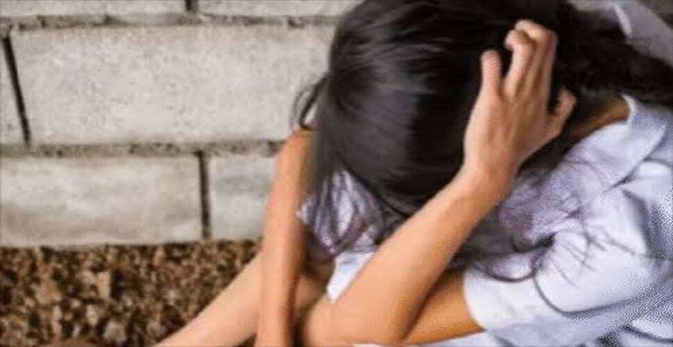 राजस्थान के सीकर जिले में सोशल मीडिया के जरिए दोस्ती कर महिला को ब्लैकमेल करने और दुष्कर्म का सनसनीखेज मामला सामने आया है। आरोप है कि इंस्टाग्राम पर हुई दोस्ती के बाद एक युवक ने 36 वर्षीय महिला को अपने झांसे में लिया, उसे नशीली दवा देकर दुष्कर्म किया और इस दौरान अश्लील फोटो व वीडियो बना लिए। बाद में इन्हीं तस्वीरों और वीडियो के आधार पर महिला को लगातार ब्लैकमेल कर उसके जेवर हड़प लिए और उन पर गोल्ड लोन भी ले लिया।  पुलिस के अनुसार, पीड़िता की शिकायत पर मामला दर्ज कर जांच शुरू कर दी गई है। महिला ने अपनी रिपोर्ट में बताया कि उसकी आरोपी युवक से इंस्टाग्राम के माध्यम से पहचान हुई थी। बातचीत बढ़ने के बाद दोनों के बीच दोस्ती हो गई। इसी भरोसे का फायदा उठाकर आरोपी ने उसे मिलने के लिए बुलाया।  महिला का आरोप है कि मुलाकात के दौरान आरोपी ने उसे नींद की दवा दे दी, जिससे वह बेहोश हो गई। इसी दौरान आरोपी ने उसके साथ दुष्कर्म किया और अश्लील फोटो व वीडियो रिकॉर्ड कर लिए। होश में आने के बाद आरोपी ने वीडियो और तस्वीरें वायरल करने की धमकी देकर उसे ब्लैकमेल करना शुरू कर दिया।  शिकायत के मुताबिक, आरोपी ने ब्लैकमेल कर महिला के सोने के जेवर अपने कब्जे में ले लिए और उन्हें गिरवी रखकर गोल्ड लोन भी ले लिया। महिला का कहना है कि लंबे समय तक धमकियों और बदनामी के डर से वह चुप रही, लेकिन जब आरोपी की प्रताड़ना बढ़ गई तो उसने पुलिस की शरण ली।  मामले की गंभीरता को देखते हुए पुलिस ने विभिन्न धाराओं में केस दर्ज कर जांच शुरू कर दी है। अधिकारियों का कहना है कि पीड़िता के बयान दर्ज किए जा रहे हैं और आरोपी की तलाश की जा रही है। साथ ही, अश्लील फोटो और वीडियो, मोबाइल फोन तथा अन्य डिजिटल साक्ष्यों की भी जांच की जाएगी।  पुलिस यह भी पता लगा रही है कि आरोपी ने महिला के जेवर कहां गिरवी रखे और गोल्ड लोन किस संस्था से लिया। जांच के आधार पर आगे की कानूनी कार्रवाई की जाएगी।  पुलिस ने लोगों से सोशल मीडिया पर अनजान लोगों से दोस्ती करते समय सतर्क रहने की अपील की है। अधिकारियों का कहना है कि किसी भी प्रकार की ब्लैकमेलिंग, ऑनलाइन शोषण या साइबर अपराध की स्थिति में तुरंत पुलिस को सूचना दें, ताकि समय रहते कार्रवाई की जा सके। फिलहाल मामले की जांच जारी है और पुलिस आरोपी की गिरफ्तारी के प्रयास में जुटी हुई है।