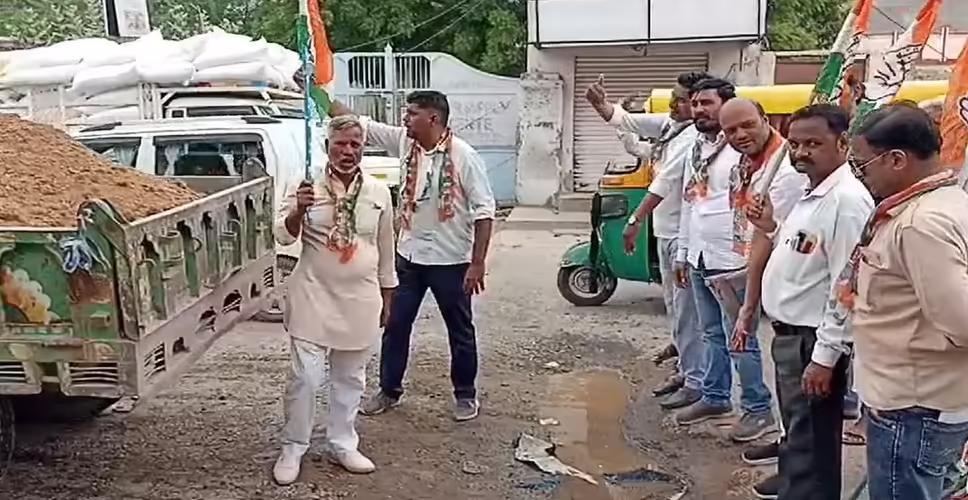 सरकार के दो साल पूरे होने पर जश्न, बाड़मेर में कांग्रेस कार्यकर्ताओं ने सड़कों के गड्ढे भरकर जताया विरोध