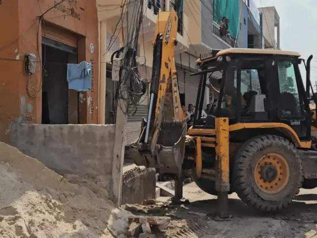 भरतपुर में दुकान की पट्टियां गिरने से दो मजदूर मलबे में दबे, अंदर सो रहे थे दोनों; हालत गंभीर