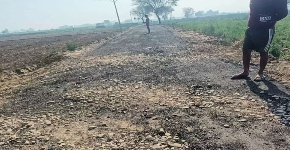 Dholpur मिट्टी लदे वाहनों पर आपत्ति, बजरी सड़क बिछाई