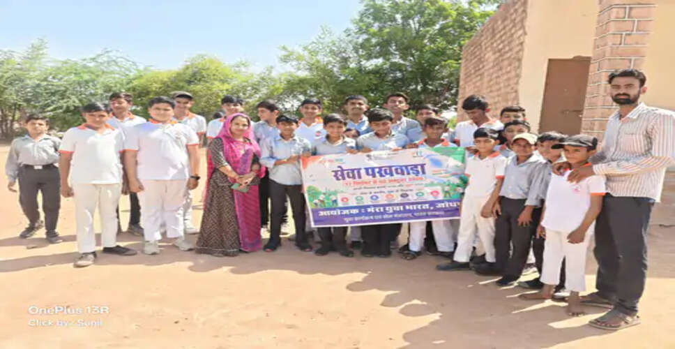 मथानिया में सेवा पखवाड़ा के तहत सफाई और पौधारोपण, ग्रामीणों ने लगाए परिंडे