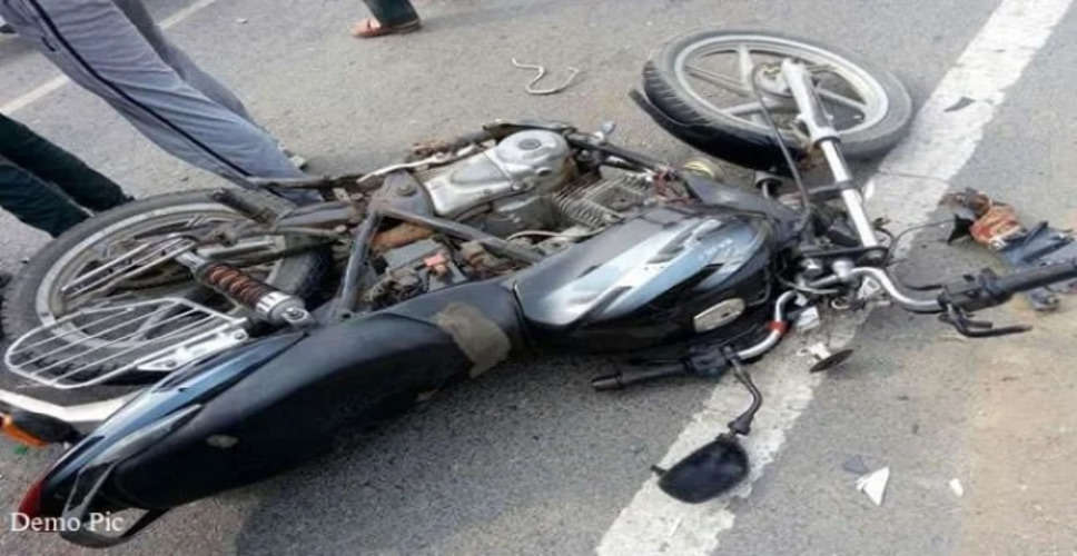 Pratapgarh तेज़ रफ़्तार कार की टक्कर से बाइक सवार की मौत, सड़क जाम 