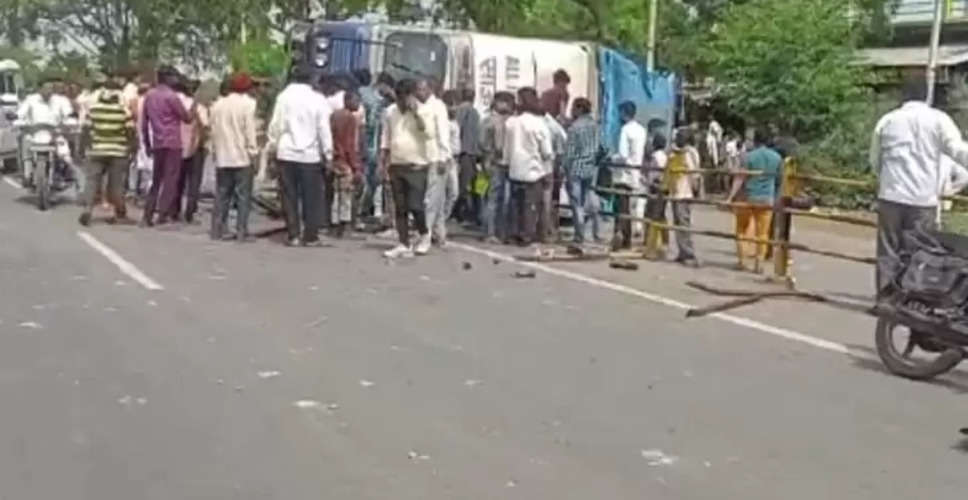 Dholpur के आगरा-मुंबई NH-44 पर आगे चल रहे वाहन को बचाने के चक्कर में ट्रक अनियंत्रित होकर पलटा, ड्राइवर की मौत