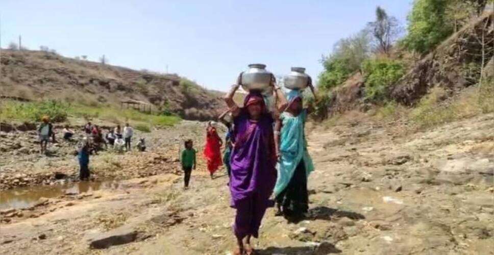 डूंगरपुर में पेयजल संकट पर ग्रामीणों का प्रदर्शन: खाली बर्तनों के साथ पंचायत कार्यालय पहुंचे लोग, जल जीवन मिशन पर उठे सवाल