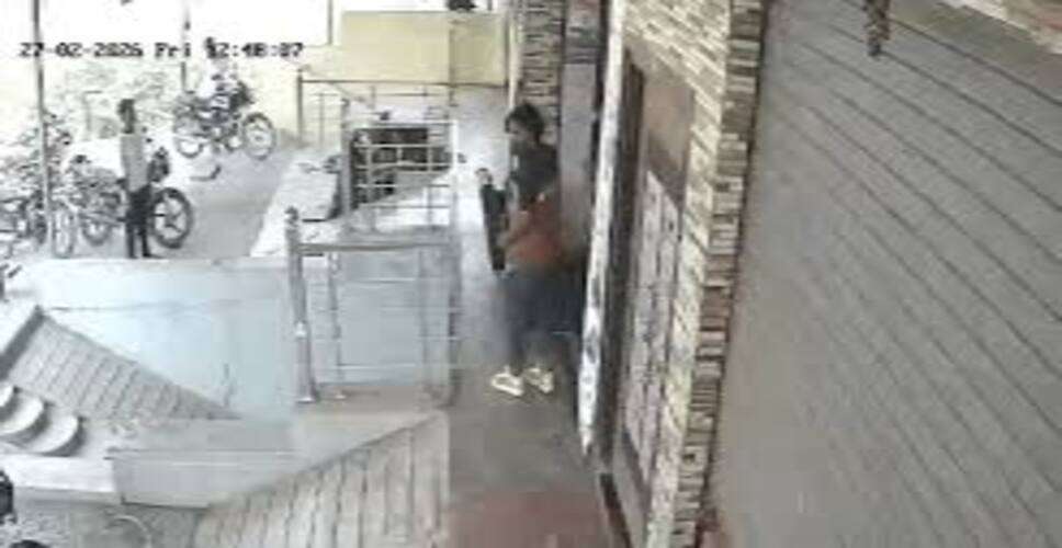 मांडल में दिनदहाड़े युवक पर हमला, दुकान में घुसकर की मारपीट