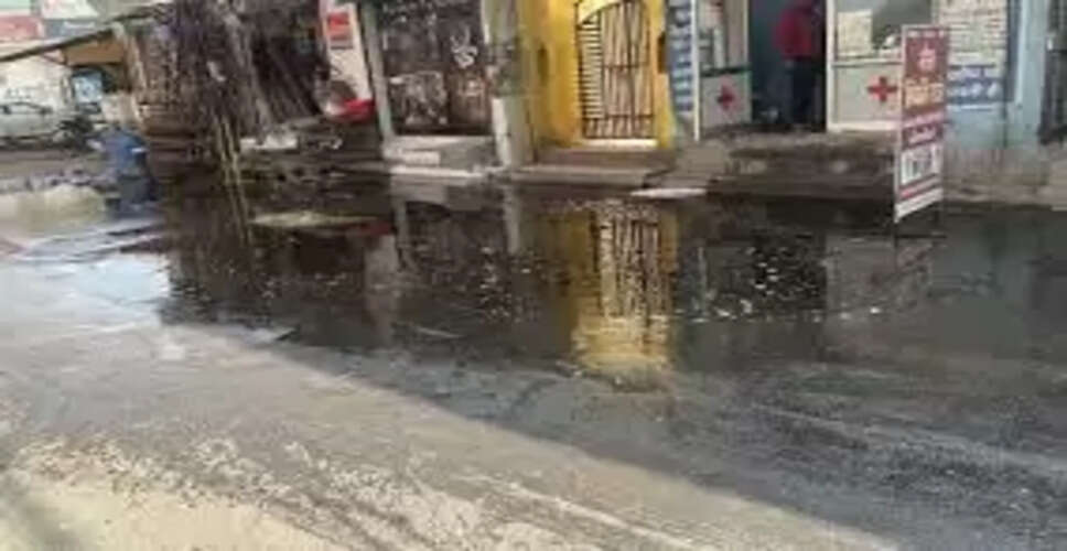 अलवर: बुद्ध विहार कॉलोनी में ओवरफ्लो सीवरेज से हालात बदतर, सड़क पर फैला गंदा पानी, बदबू से लोग परेशान