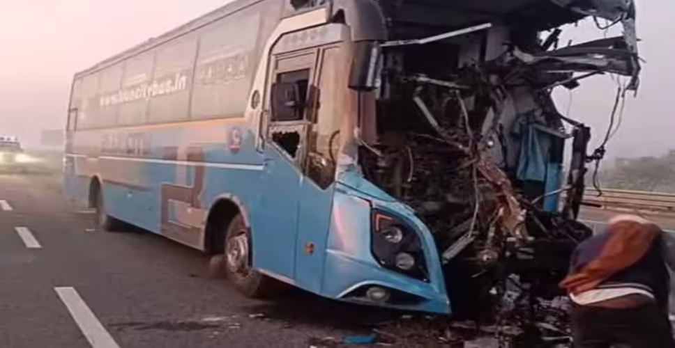 दिल्ली&ndash;मुंबई एक्सप्रेसवे पर भीषण सड़क हादसा, बस-ट्रक की टक्कर में 3 की मौत, 30 से ज्यादा घायल