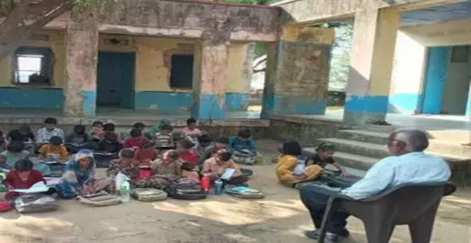 Karoli&nbsp;सरकारी स्कूल भवन की हालत जर्जर, छत से टपक रहा पानी