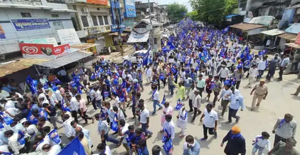 Karoli&nbsp;सुप्रीम कोर्ट के आदेश के विरोध में निकाली रैली, बाजार रहे बंद