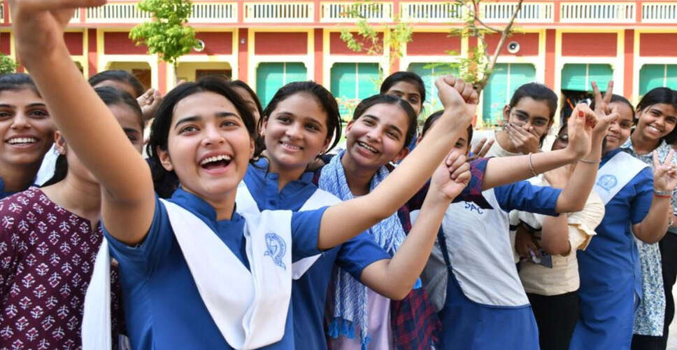 CBSE Result 2025: सीबीएसई 12वीं बोर्ड में छात्राओं का जलवा 91.64% रही सफलता दर, कुल 90.40% स्टूडेंट्स हुए पास