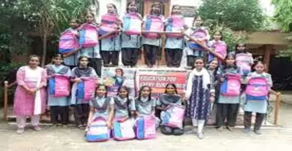 Karoli&nbsp;विद्यार्थियों को स्कूल बैग व स्टेशनरी वितरित की गई