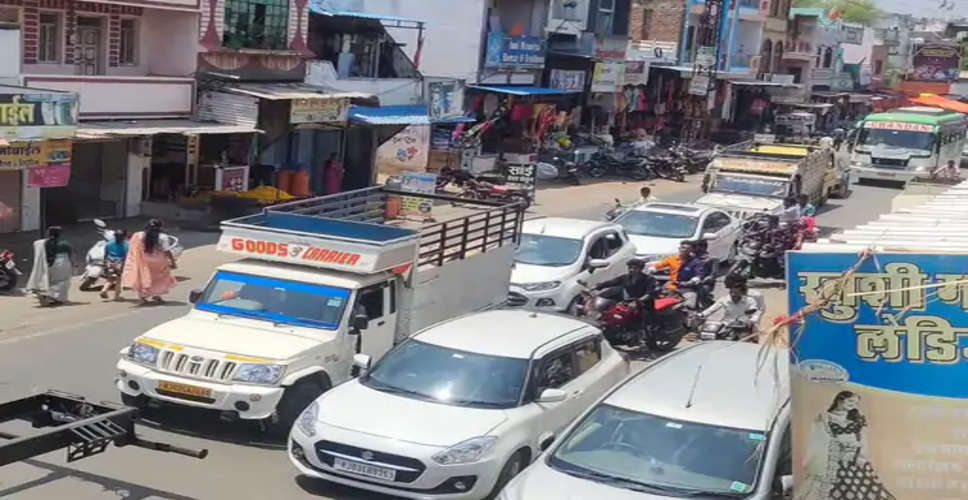 Banswara शहर में पार्किंग लाइन को लेकर तहसीलदार और पीडब्ल्यूडी अधिकारी भिड़े
