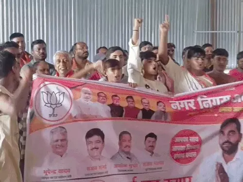 अलवर निकाय चुनाव: टिकट घोषणा से पहले भाजपा में शक्ति प्रदर्शन, दावेदार समर्थकों के साथ पहुंचे सम्मेलन में
