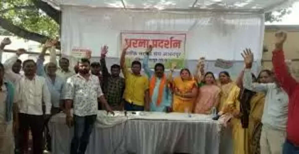 Karoli&nbsp;सरपंच संघ का अनिश्चितकालीन धरना शुरू, सौंपा ज्ञापन