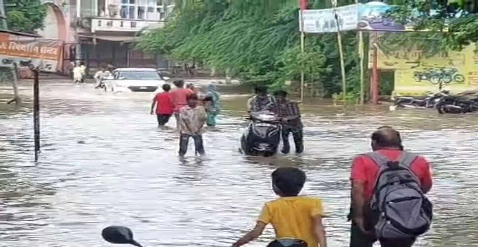 Karoli&nbsp;शाही कुंड के रास्ते पर दो महीने से भरा है पानी, आवागमन में परेशानी