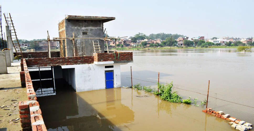 Karoli&nbsp;कॉलेज भवन निर्माण स्थल बारिश के पानी से घिरा, टापू बना&nbsp;