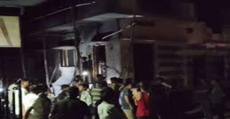 लाल पोल किले की घाटी में भीषण आग, अवैध निर्माण बना बाधा, फायर ब्रिगेड देर से पहुंची