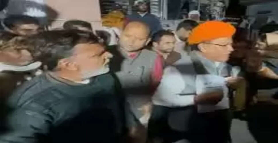 सड़क नहीं बनने से नाराज भाजपा कार्यकर्ताओं ने निवाई विधायक को घेरा, तीखी बहस का वीडियो चर्चा में