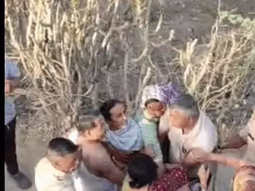 मनपुर गांव में आबकारी टीम पर हंगामा, आरोपी को छुड़ाने पहुंचे परिजन