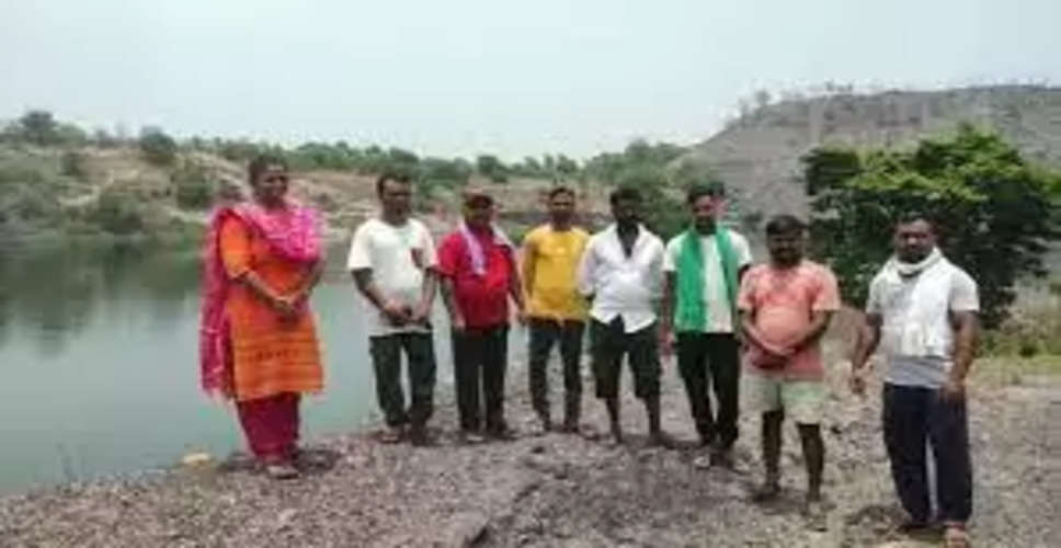 Bundi मत्स्य पालन ठेका रद्द करने की मांग को लेकर 50 से अधिक लोगों ने किया जल सत्याग्रह