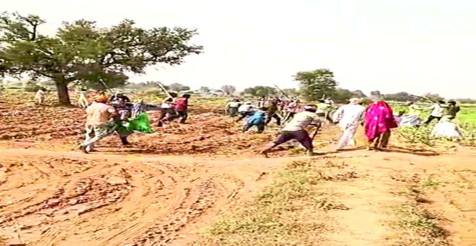 अलवर के पूनखर गांव में दो पक्षों के बीच खूनी संघर्ष, छह लोग गंभीर घायल