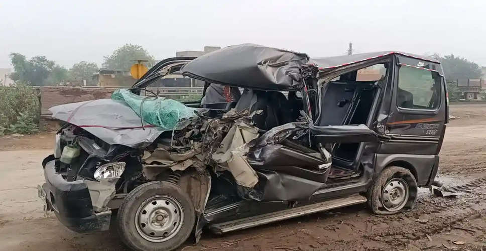 Alwar बाइक और ईको गाड़ी की भीषण टक्कर में दो लोग घायल